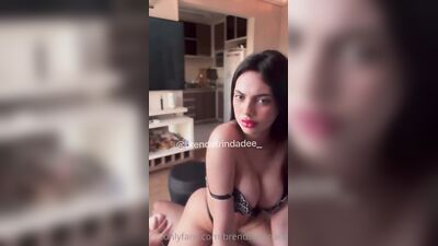 Brenda Trindade quicando na piroca do comedor até tirar leitinho