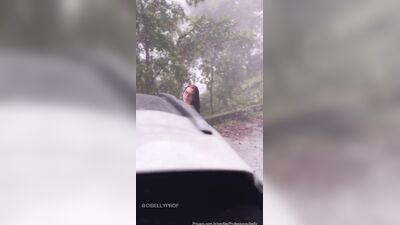 Cibelly Ferreira se exibindo em publico com os peitos de fora na chuva