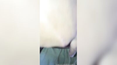 Amanda Silva masturbando a xoxota e tendo um orgasmo melado