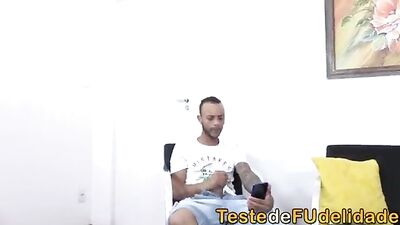 Gostosa pelada tocando punheta para o macho e fazendo ele gozar