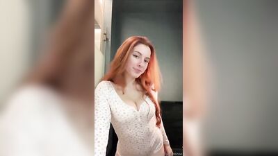 Catarina Paolino ruiva do onlyfans trocando de roupa