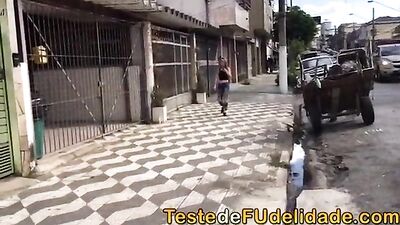 Dotado comendo a mãe da sua namorada escondido dentro do quarto