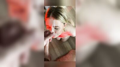 Leitadas na cara da namorada loira viciada em porra