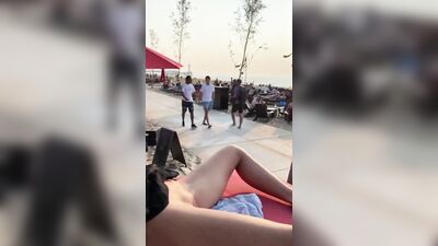 Sem calcinha na praia exibindo a linda bucetinha lisinha