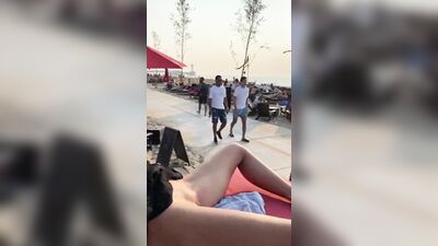 Sem calcinha na praia exibindo a linda bucetinha lisinha