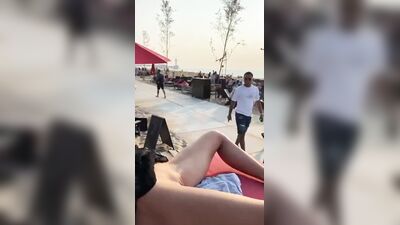 Sem calcinha na praia exibindo a linda bucetinha lisinha