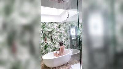 Cibelly Ferreira famosinha no banho molhadinha na banheira