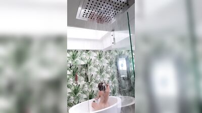 Cibelly Ferreira famosinha no banho molhadinha na banheira