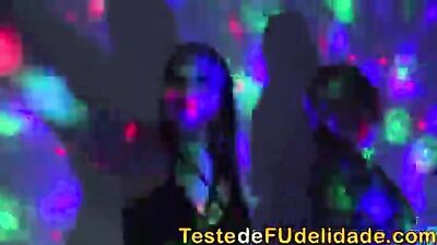 Negão comendo a bucetinha de duas safadas no porno delicioso