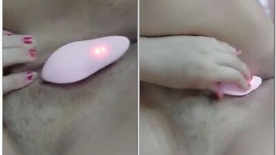 Gordinha novinha gozando com vibrador na bucetinha