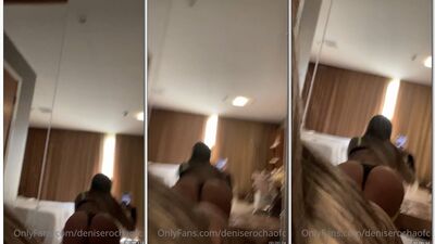 Denise Rocha pelada no espelho rebolando e masturbando a buceta