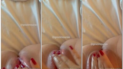 Grazi Mourão tocando siririca na buceta rosadinha