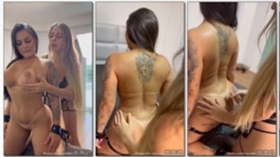 Clary Costa Peladinha com a raba empinada sendo fodida pela Gabs Colleta de Strap-ON