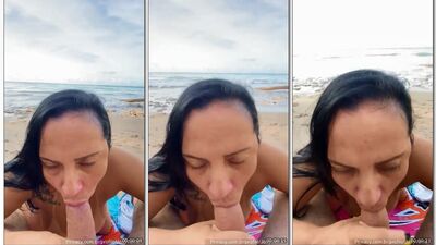 Josy Vani madura gulosa chupando uma piroca a beira mar