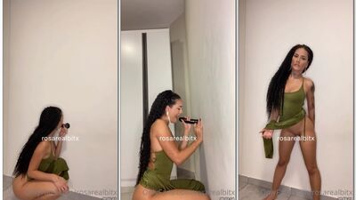Rosa Real Bitx safadinha chupando um consolo  preto e enfiando na bucetinha melada