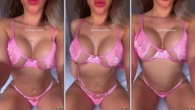 Jessica Pacheco sensualizando bem safada metendo os dedos na bucetinha molhada