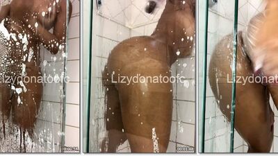 Lizy Donato peladinha tomando banho sensualizando com o corpinho todo  ensaboadinho