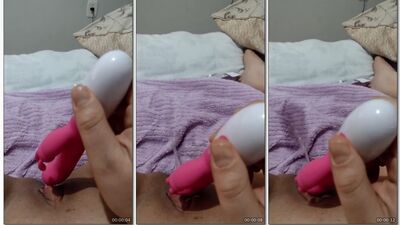 video amador putinha novinha socando um vibrador na xoxotinha até gozar muito cheia de tesão