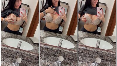Tati Formento cadela do onlyfans mostrando os peitos na frente do espelho.