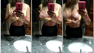 Bia Angel loira peituda se mostrando sem sutiã na frente do espelho em video vazado no privacy