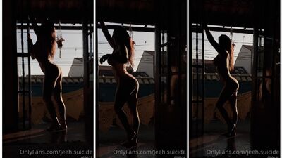 Jeeh Suicide peladinha fazendo um video bem sensual mostrando cada detalhe do seu corpo sexy