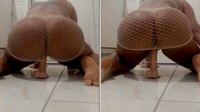 Babalu negona do rabão toda nua sentando gostoso na pica de borracha com sua buceta molhada