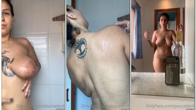 Pucca Devil peladinha mostrando a buceta cabeluda e peitos naturais com tatuagem