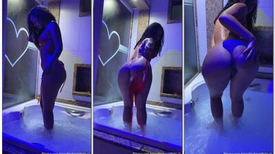 Jheni Lima pelada mostrando a bucetinha gostosa na banheira