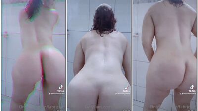 Fabricia Freitas branquinha rabuda  peladinha exibindo o cuzinho molhado no banho