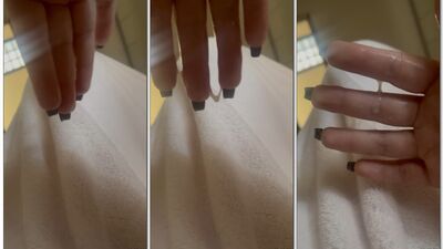 Fabricia Freitas de pernas abertas se tocando gozando e exibindo seus dedos completamente molhados
