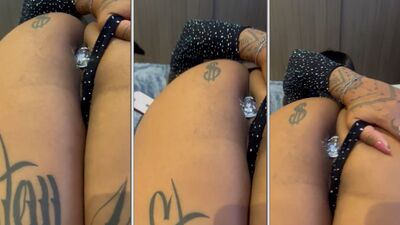 Dessa Delle novinha safada joga a  calcinha de ladinho com rabão empinado e plug atolado no cuzinho