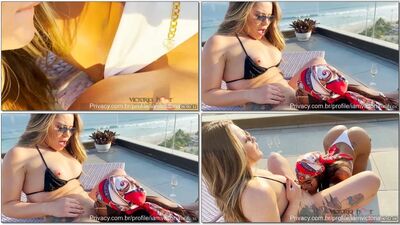 Victoria Hotten chupando a bucetinha molhada de uma loira gostosa em safada