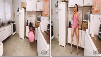 Janna Jenna mostrando a buceta na cozinha toda meladinha