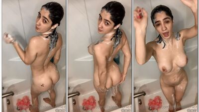 Dixie Martinez peladinha se exibindo no banho mostrando o corpinho lindo