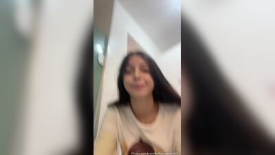 Baby Caroline 69 toda peladinha xibindo sua pequena xoxotinha com um cheia de tesão