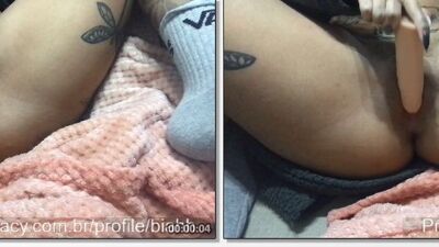 Biahh bucetuda tatuada se arreganhada toda e mete no bucetão um brinquedinho