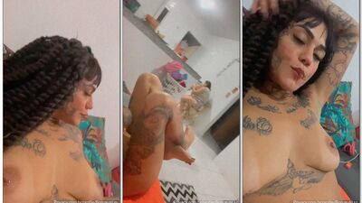 Bonnie62x novinha tatuada peladinha se exibindo e fumando maconha