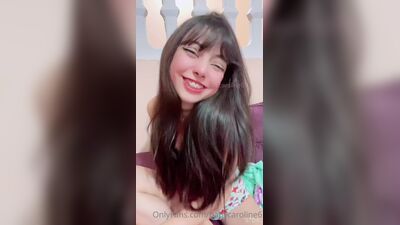 Baby Caroline novinha toda gostosa masturbando a buceta com um consolo