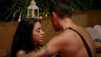 Mc Mirella transando dando a buceta no reality show