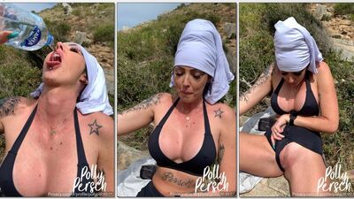 Polly Persch novinha tatuada na trilha cheia de calor refrescando a bucetinha lisinha tirando o biquini