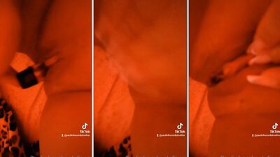 Paulinha Cordeiro safada de perninhas abertas esfregando um brinquedinho no grelinho melado