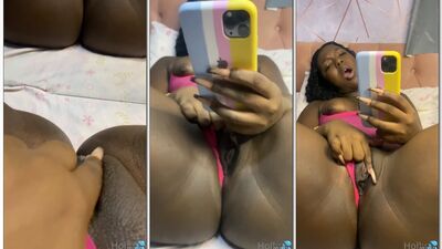 Holly Bombom pretinha peladinha masturbando e dando tapa na buceta melada
