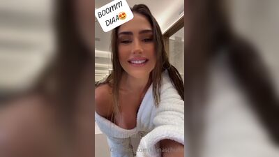 Luana Schultz nua exibindo a xoxota e os seios fartos