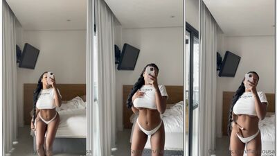 Flaviane Souza gostosa com calcinha branca exibindo o corpinho lindo