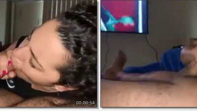 Ninfentinha mineira pagando um delicioso boquete pro namorado até levar uma gozada na sua boquinha de veludo