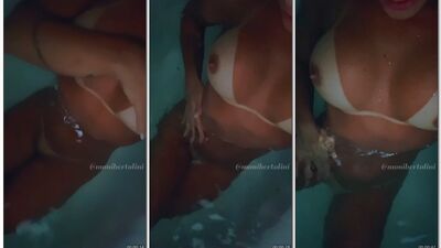 Monique Bertolini caiu na net toda pelada e molhada na banheira do motel