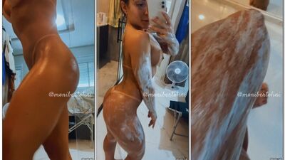 Monique Bertolini descolorindo os pelos da buceta e do corpo