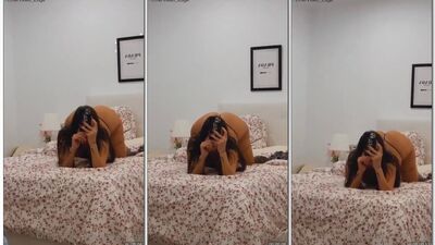 Tesuda Blanca Ny peladinha empinando sua bunda gostosa sem calcinha na cama