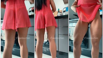 Câmera escondida flagra a gostosa Monique Bertolini na cozinha