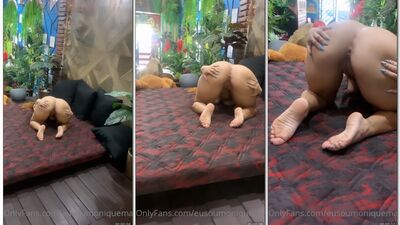 Monique Magnani de quatro abrindo a bunda e mostrando o cuzão gostoso